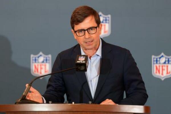 記者会見で発言する国際担当のNFL幹部、オライリー氏=19日(AP=共同)