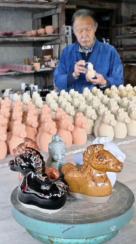 来年の干支「午」の置物の仕上げ作業をする藤田さん＝13日午後０時55分、那珂川町小砂