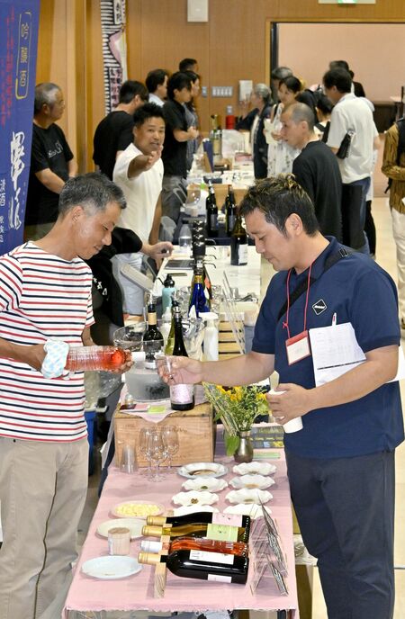 県内の日本酒やワインなどを試飲する飲食店関係者ら=20日午後0時55分、県総合文化センター