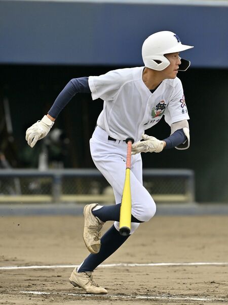 1回、佐野日大の須田が先制適時打を放つ=甲府市の小瀬スポーツ公園山日YBS球場、広瀬華撮影