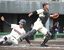 ６回、野選で８点目を失う作新。右は渡辺＝山日ＹＢＳ球場