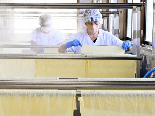 手際よく一枚一枚引き上げられる湯波＝27日午前８時25分、日光市下鉢石町
