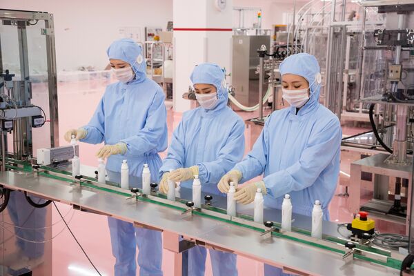 製品の確認作業を行う従業員ら