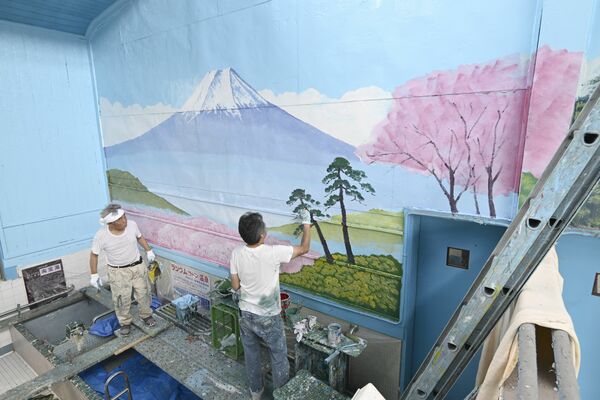以前より一回り大きく描かれた男湯の富士山＝22日午後２時40分、小山市城山町２丁目