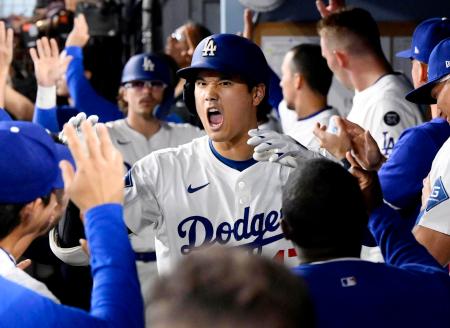 ジャイアンツ戦の5回、52号3ランを放ちベンチで迎えられるドジャース・大谷=ロサンゼルス(共同)