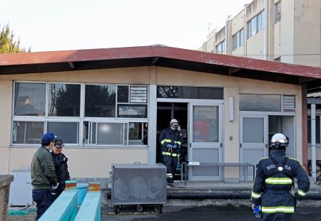 　火災があった高崎市立寺尾小の給食室＝２７日午後０時１０分、群馬県高崎市