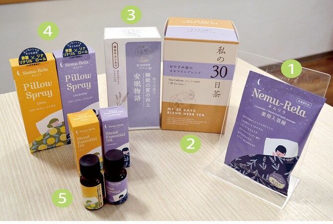 ①ネムリラ薬用入浴剤ラベンダー（385円） ②おやすみ前のカモマイルブレンド ③整う和漢習慣タブレット安眠物語 ④ネムリラピロースプレー（ラベンダー・シトラス）（各1210円） ⑤ネムリラブレンドエッセンシャルオイル（ラベンダー・シトラス）（10㍉㍑、各1980円）