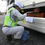 真岡の国道294号で軽油抜き取り調査　不正軽油撲滅へ、栃木県税事務所など