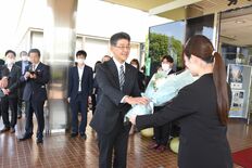 芳賀の大関新町長が初登庁　町率いる意気込み語る