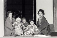 誕生記念撮影で一騒動　祖父は水戸藩の郷士の末裔