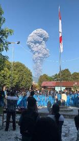 インドネシアで火山噴火２人死亡