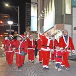 通行人に「メリークリスマス」　JR小山駅周辺、サンタクロース姿の住民が…