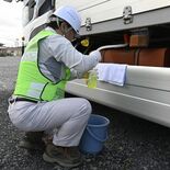真岡の国道294号で軽油抜き取り調査　不正軽油撲滅へ、栃木県税事務所など