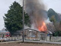 住宅の母屋全焼 作業場にも延焼