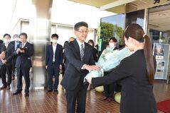 芳賀の大関新町長が初登庁　町率いる意気込み語る
