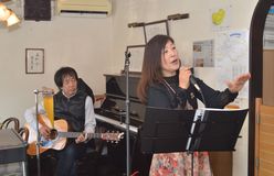地域に歌声広げる　一昨年移住　音楽デュオ「くみ∞せい」