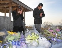 【那須雪崩事故１年】８人の死悼み献花、追悼　再発防止への誓い新た【動画】