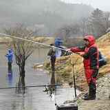 釣り人増へ６年ぶり大会復活　塩谷の東古屋湖　釣果の大きさ競う
