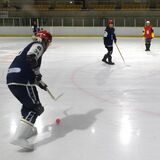 スケート靴なしに氷上の熱戦　日光で「長ぐつアイスホッケー」大会　子供ら70人、転んでも笑顔
