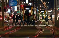 ＬＲＴと迎えた年の瀬、沿線ににぎわい　12月は金曜日の利用増