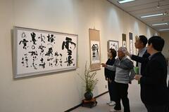 書家ら流派超え 思い思いの62点