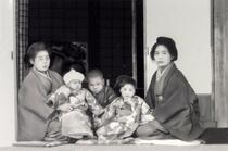 誕生記念撮影で一騒動　祖父は水戸藩の郷士の末裔