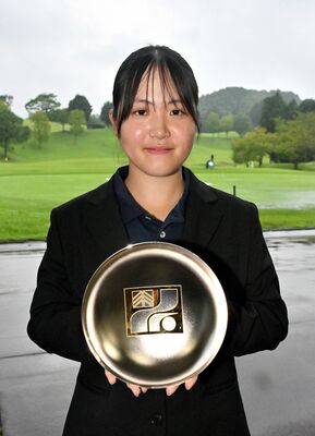 一般女子の部で初優勝し、銀盃を手にほほ笑む松枝（下野）＝３日午後５時20分、栃木市都賀町大柿
