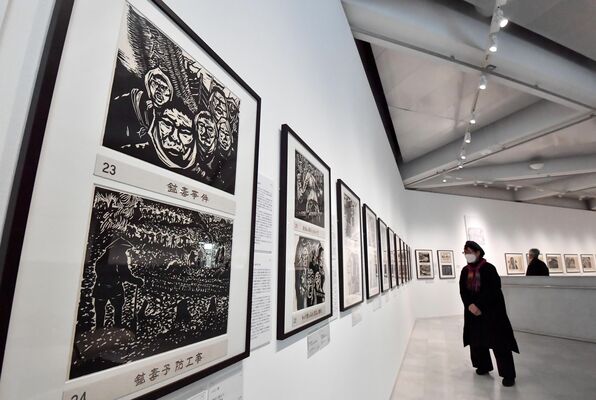 足尾銅山に関する作品などが並ぶ会場＝21日午後２時10分、宇都宮市桜４丁目