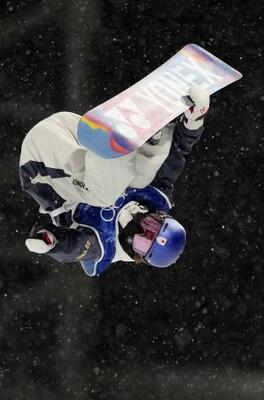 　女子ハーフパイプ決勝　技を決める清水さら＝リビーニョ（共同）