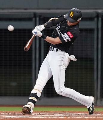 　７回ソフトバンク１死一塁、周東が右越えに２ランを放つ＝エスコンフィールド