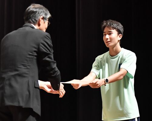 北村本部長から認定証を受け取る代表選手＝県総合文化センター