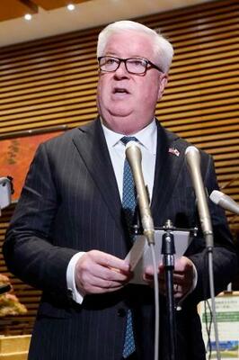 木原官房長官と会談後、取材に応じるグラス駐日米大使=21日午後、首相官邸