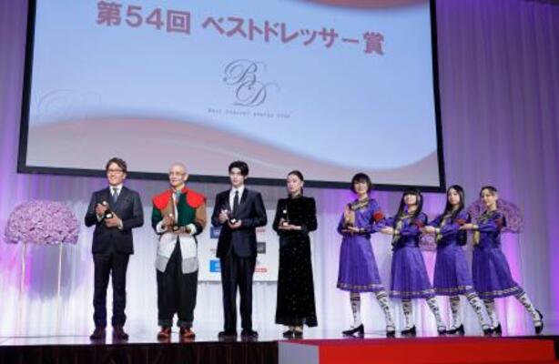 「第54回ベストドレッサー賞」を受賞し、記念写真に納まる(左から)河村泰貴さん、鎌田浩毅さん、本田響矢さん、檀れいさん、新しい学校のリーダーズのSUZUKAさんら=26日午後、東京都渋谷区