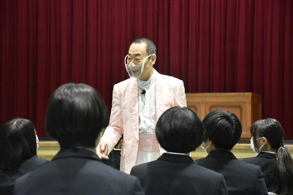 中学生たちと交流する真島さん
