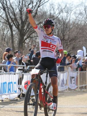 優勝し右手を掲げる沢田（ブリッツェン）＝小幡緑地特設コース