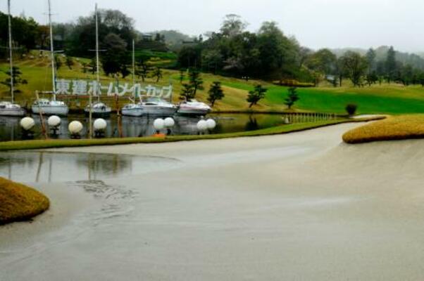 　水たまりができたバンカー（手前）。悪天候で第２ラウンドが中止となった＝東建多度ＣＣ名古屋