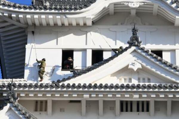 陸上自衛隊員による「すす払い」が行われた姫路城=16日午前、兵庫県姫路市