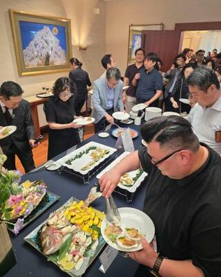 日本大使館のレセプションで日本産水産物を楽しむ参加者=17日、ソウル(共同)