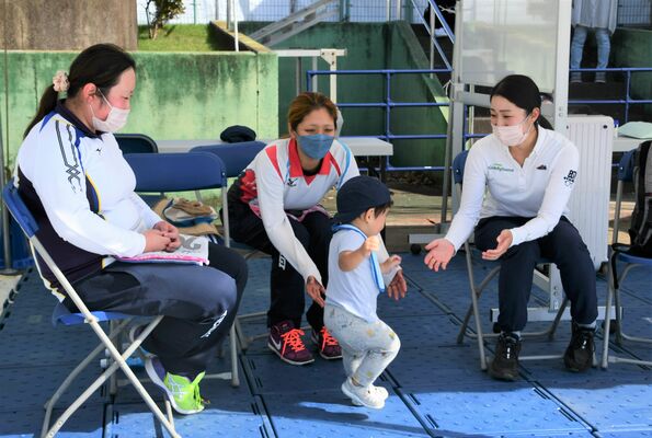 アーチェリー成年女子に出場する（左から）井上、星、宮下。休憩中、宮下の長男との触れ合いに笑顔が広がる＝10月上旬、那須烏山市内