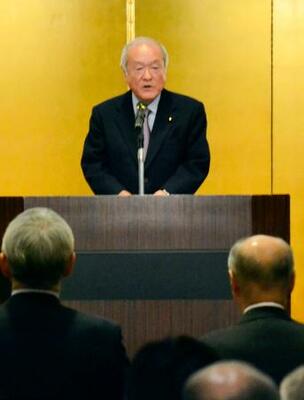 　盛岡市の会合であいさつする自民党の鈴木幹事長＝１４日午後