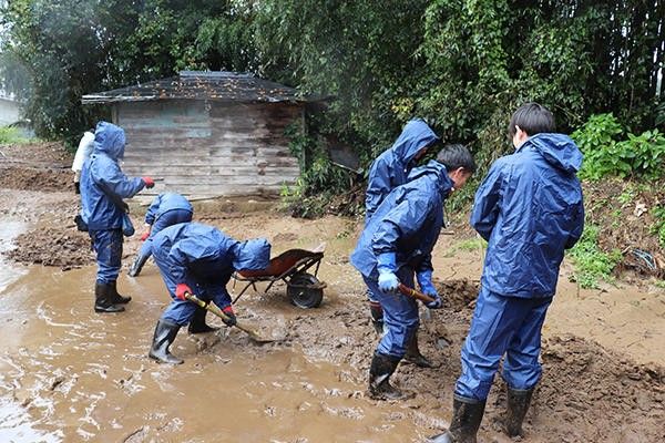 ２０１９年10月の台風19号で被災した鹿沼市内でボランティア活動にあたる学生たち（宇都宮大提供）