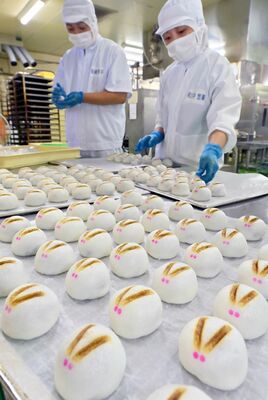 一つ一つ手作りされる愛らしい「お月見まんじゅう」＝19日午前10時45分、栃木市城内町２丁目