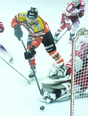 第３ピリオド13分、バックスのＦＷ古橋がゴールを狙う＝日光霧降アイスアリーナ、橋本裕太撮影