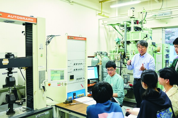 授業や研究室の仲間と人間力を研さんし、幅広い知識を体得できる帝京大理工学部の研究風景