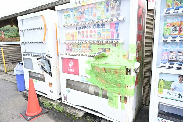 現金の投入口付近が壊された自販機＝11日午後、鹿沼市茂呂