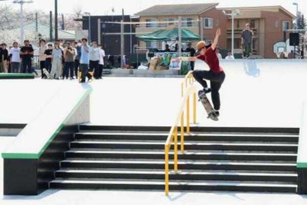 　「小山公園ニュースポーツ広場」が全面改修し、記念式典でスケートボードを披露する吉沢恋選手＝２９日午前、相模原市