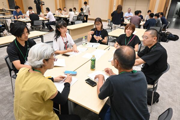 意見交換する地域おこし協力隊員たち＝９日午後、県庁