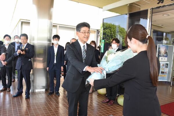 初登庁し花束を受け取る大関町長