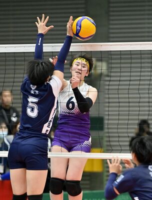 第２セット、国学栃木の檜山（中央）がスパイクを決める＝東京体育館