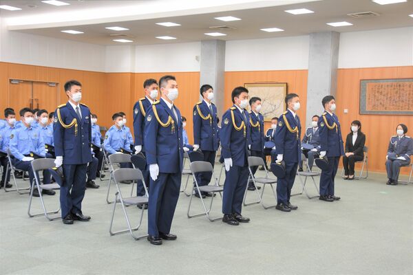 卒業生の初任科第２０１期生８人＝28日午前、宇都宮市若草２丁目